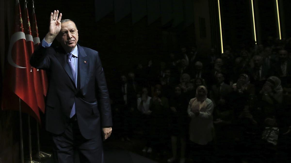 El presidente turco, Recep Tayyip Erdogan saluda a sus seguidores durante un evento en Ankara el 8 de mayo del 2018.