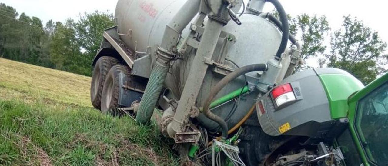 Tractor de Cobideza accidentado en Gresande.