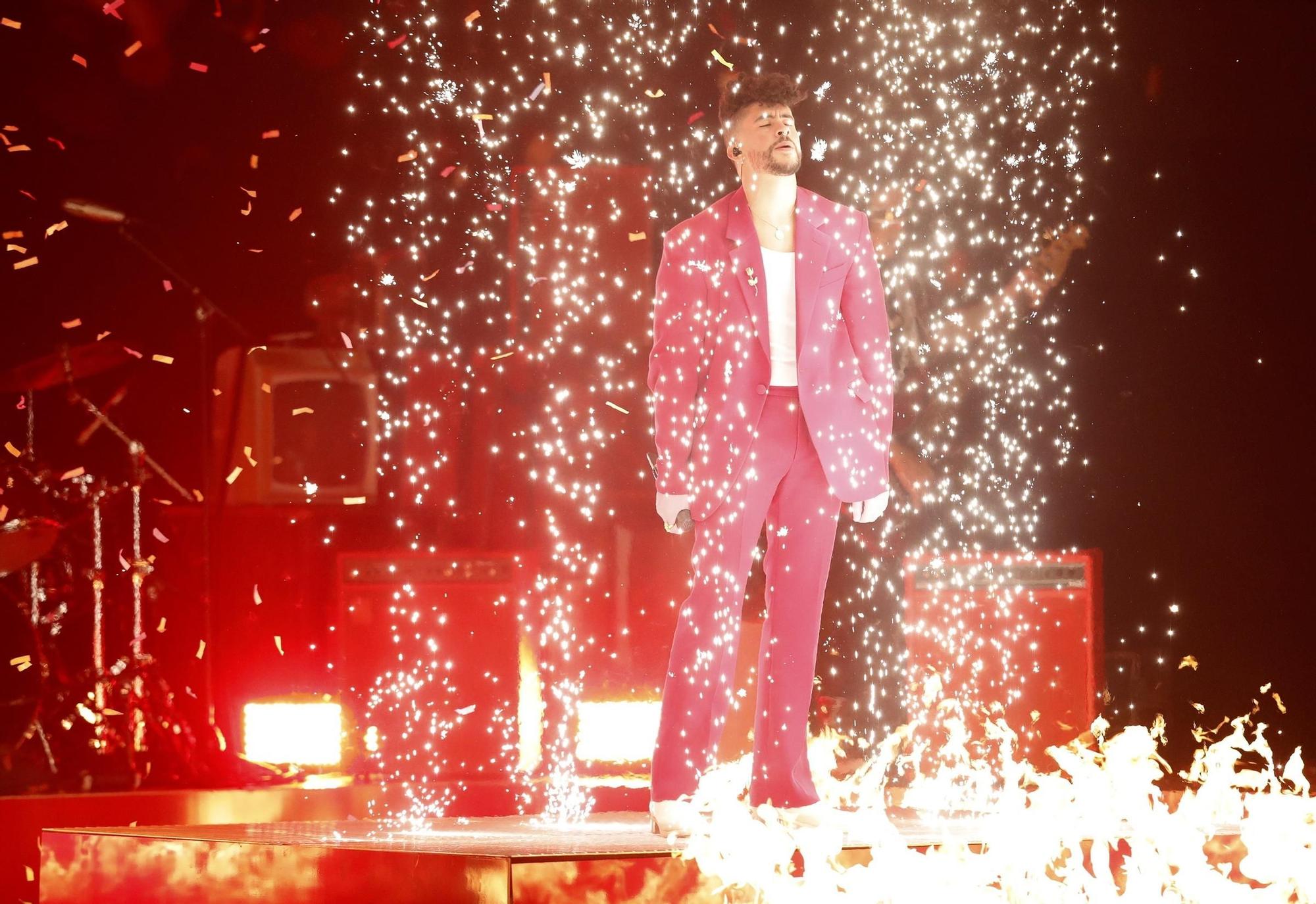 Bad Bunny, durante uno de los momentos más espectaculares de su actuación.