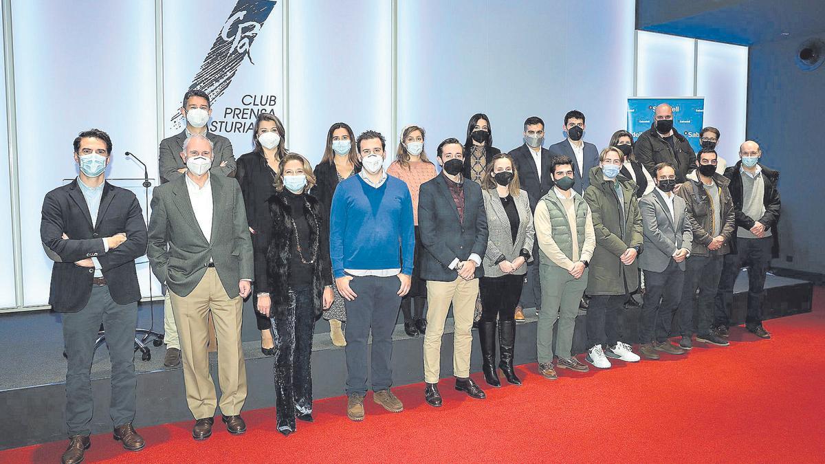 En primera línea, por la izquierda, Francisco Gayoso, José María Salazar, Isabel Avello, Alejandro Álvarez, Jon Feito, Ana Sierra, Álvaro Cabal, Adrián Casariego, Juan Díaz, Jaime Concha y Guillermo Orejas. En segunda línea, Pedro Salas, Yolanda Trabanco, Paloma de Blas, Sonia Fiestas, Bárbara Brun, David Martínez, Alfonso Díaz, María Cardín, Carlos Díaz y Julia López, directora de Aefas. | Juan Plaza