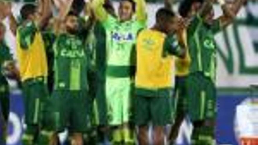 L&#039;accident de l&#039;avió del Chapecoense brasiler vesteix el futbol de dol