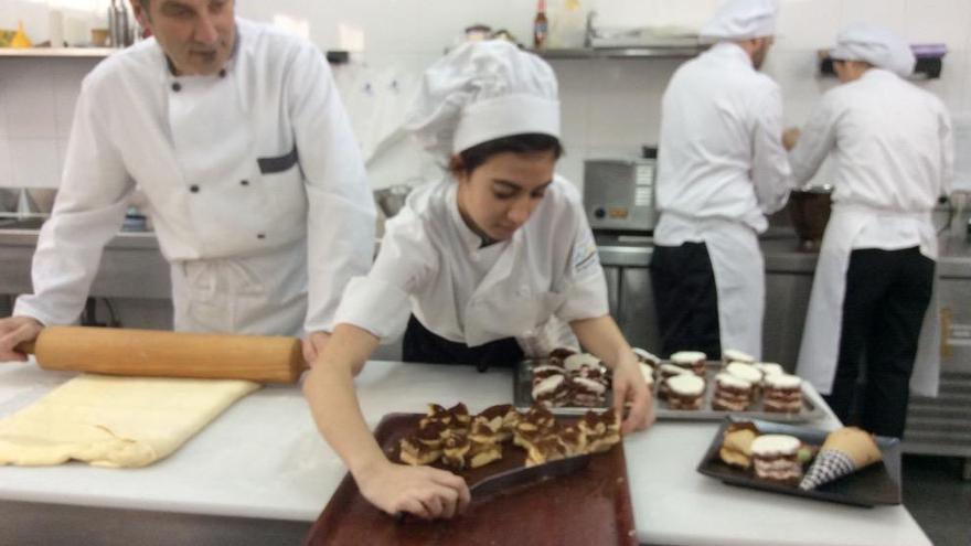 La estudiante Claudia Laruelo emplata la &quot;red velvet&quot;.