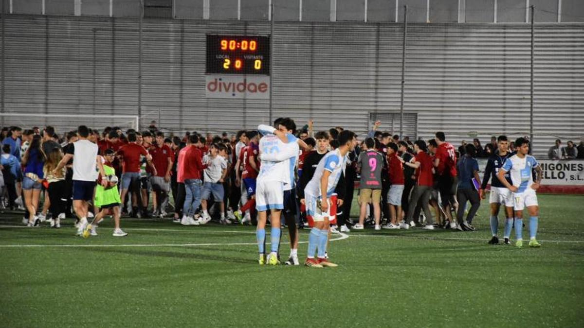 Los jugadores del Compos, destrozados por la eliminación mientras el Tarazona celebra el pase / b.fernández