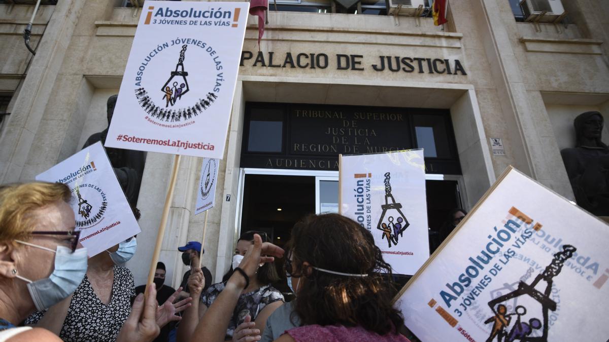 Concentración frente al Palacio de Justicia en verano de 2020.