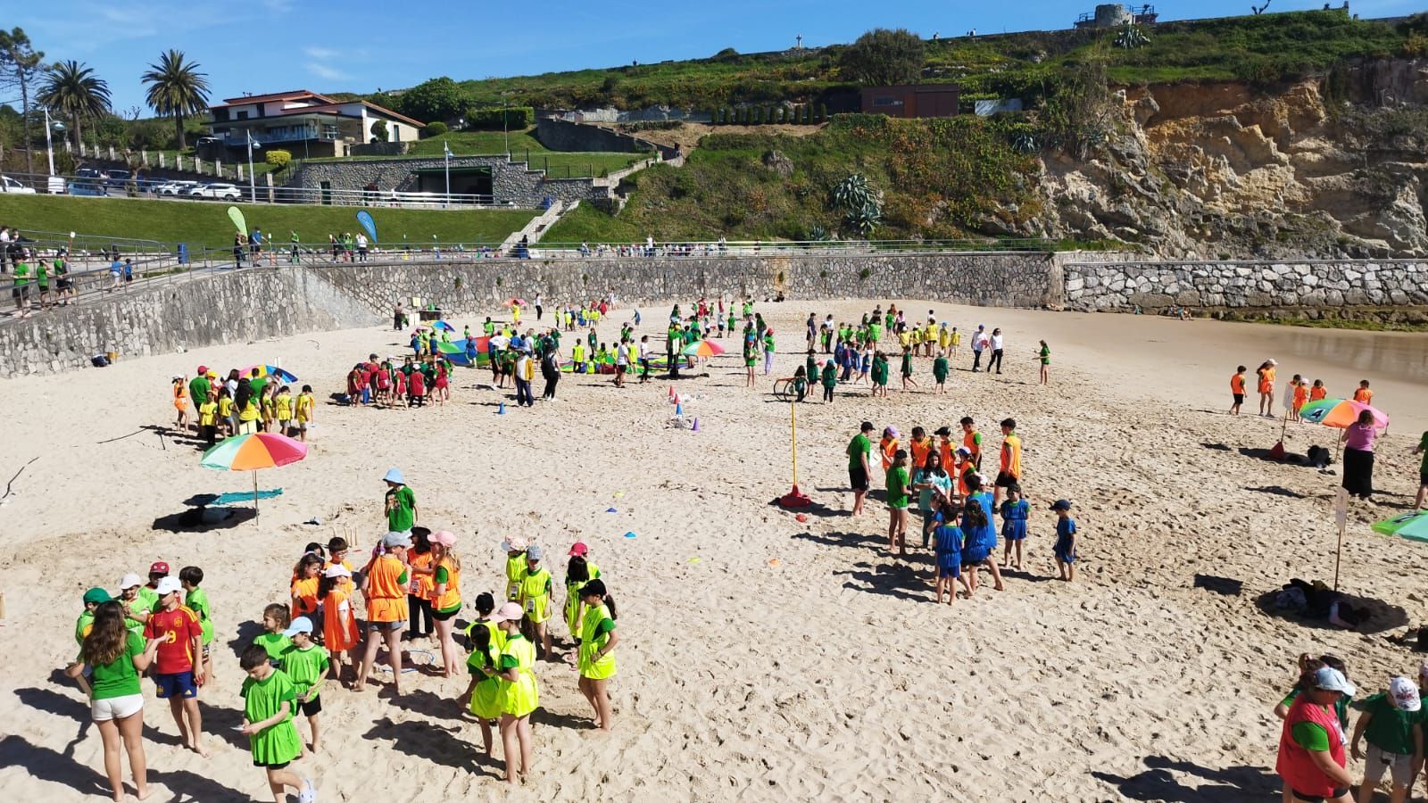 Día de juegos y playa. Más de 300 escolates de Llanes se reúnen en El Sablón por sus VI "Olimplayas"