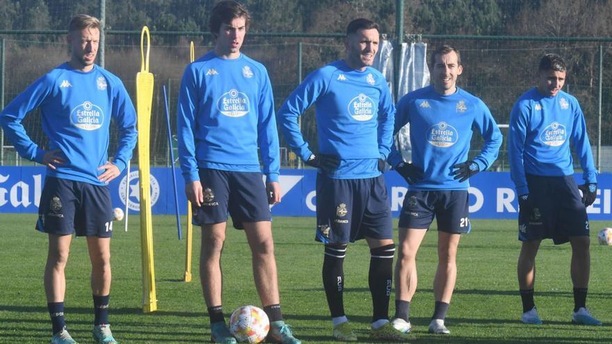 Lucas Pérez, en el centro junto a Rubén Díez, ayer con sus compañeros Narro, Barcia y Yeremay. |  // C. PARDELLAS