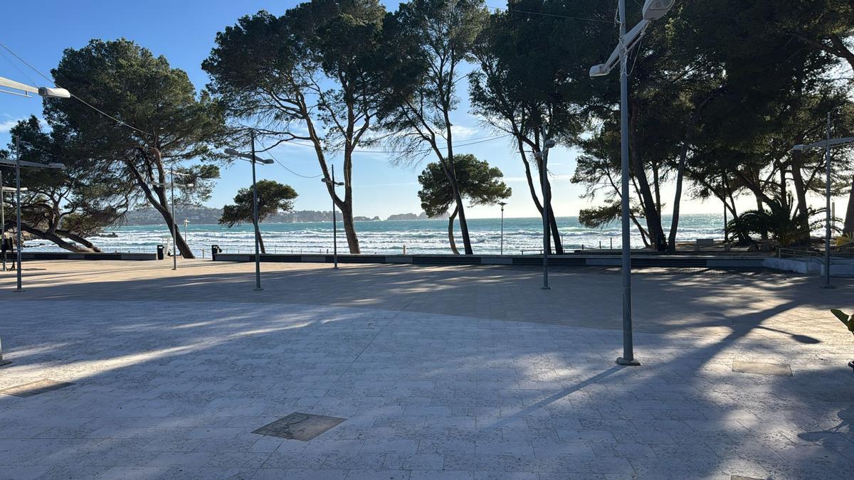 Vom Außenbereich des Lokals aus kann man die Wellen aufschlagen sehen und hören.