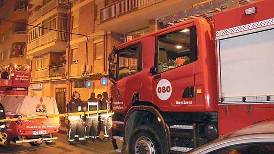 Un incendio calcina un sexto piso en Palma