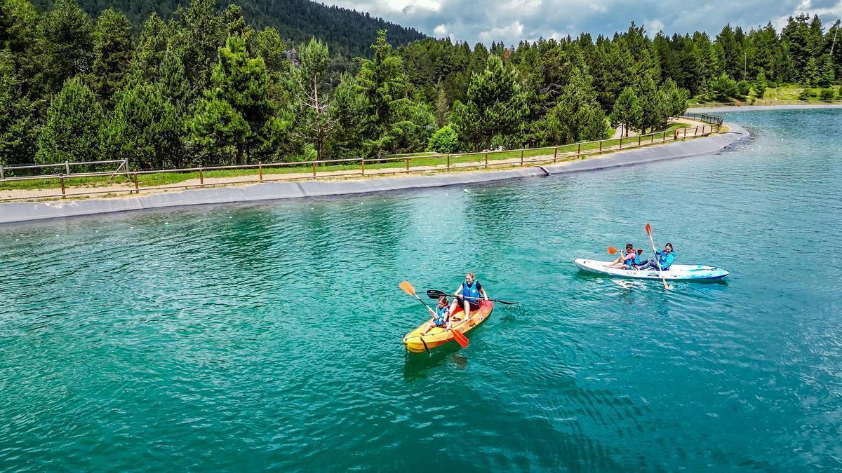 Activitat de caiac a la zona del llac de La Molina.