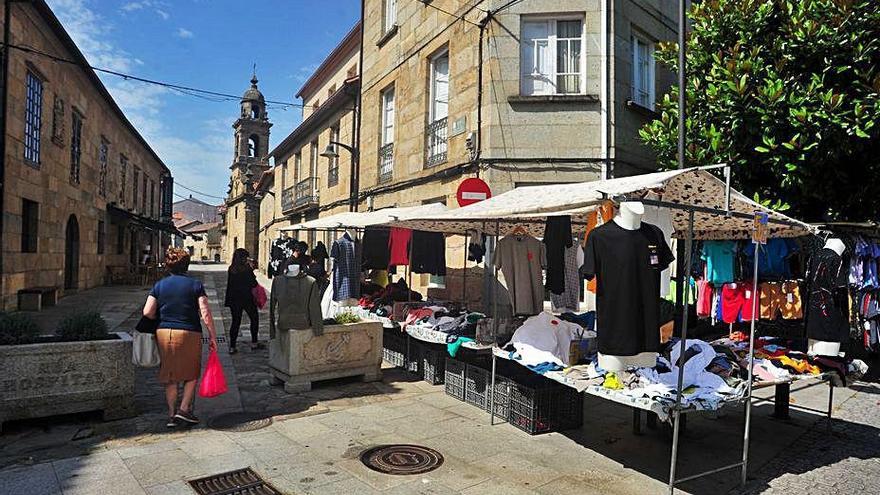 Puestos de venta en la calle Hospital (Cambados), ayer.