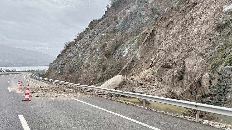 Corte total de la A-66 entre Baños de Montemayor y Aldea Nueva del Camino por desprendimiento