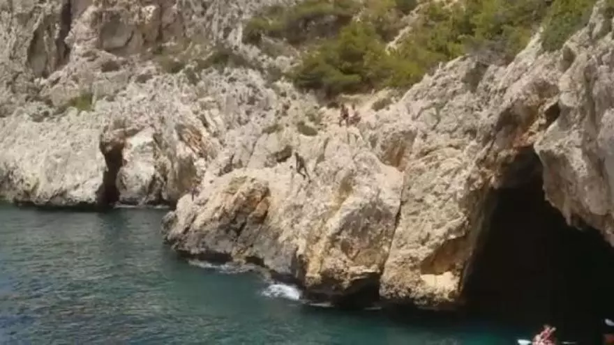 La imparable y peligrosa moda de los saltos en los acantilados de Xàbia