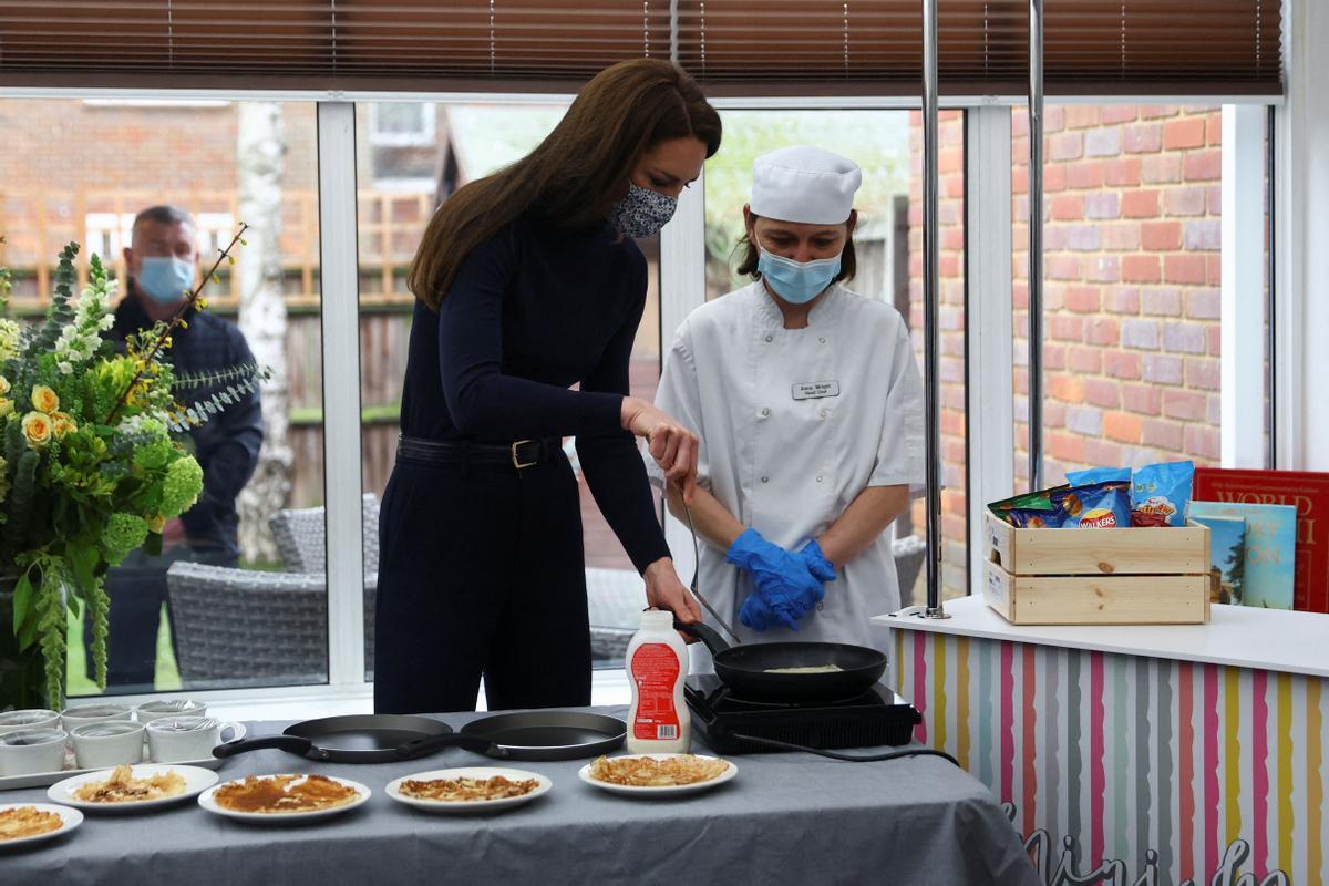Kate Middleton se exhibe como cocinera en un hogar de ancianos