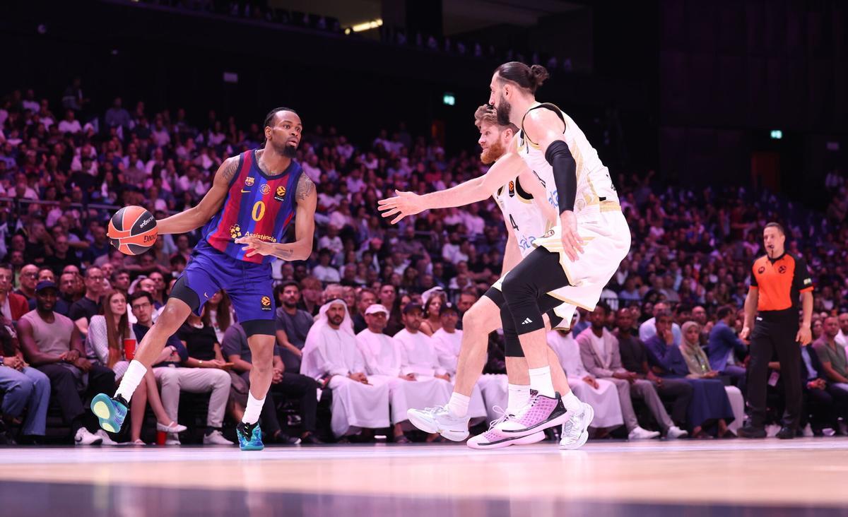 Kevin Punter frente a su excompañero Tornike Shengelia en el Dubai-Barça.