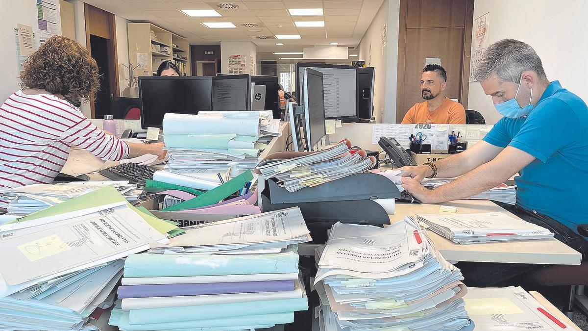 Expedientes acumulados en un juzgado de instrucción de Castellón en una imagen de archivo.