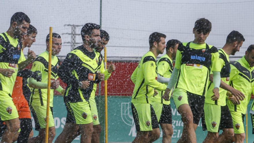 Los jugadores del Elche entrenando en el campo anexo