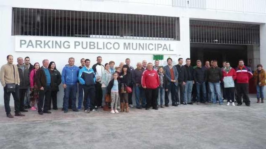 El regidor, Abdeslam Lucena, junto al nuevo pabellón cubierto.