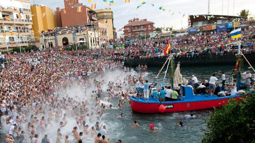 Una edición anterior de la embarcación de la Virgen del Carmen.