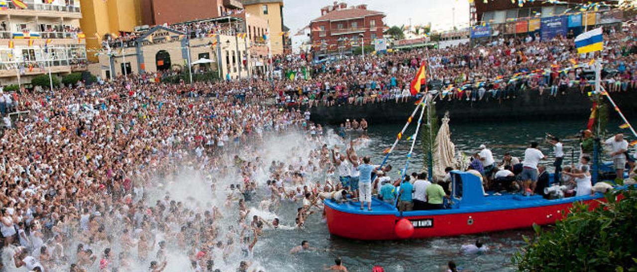La multitudinaria embarcación regresa a las Fiestas de Julio de Puerto de  la Cruz - El Día