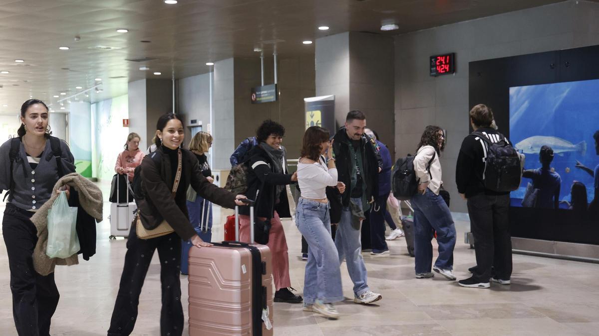 Pasajeros con sus maletas en el aeropuerto de Valencia, este martes.