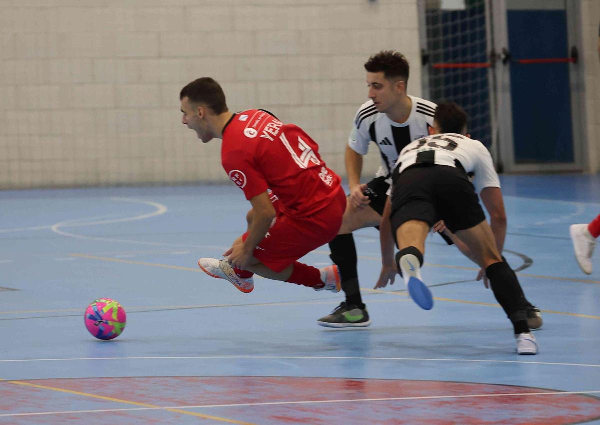 Yerai recibe una falta en un partido de esta temporada en Novo Mesoiro.