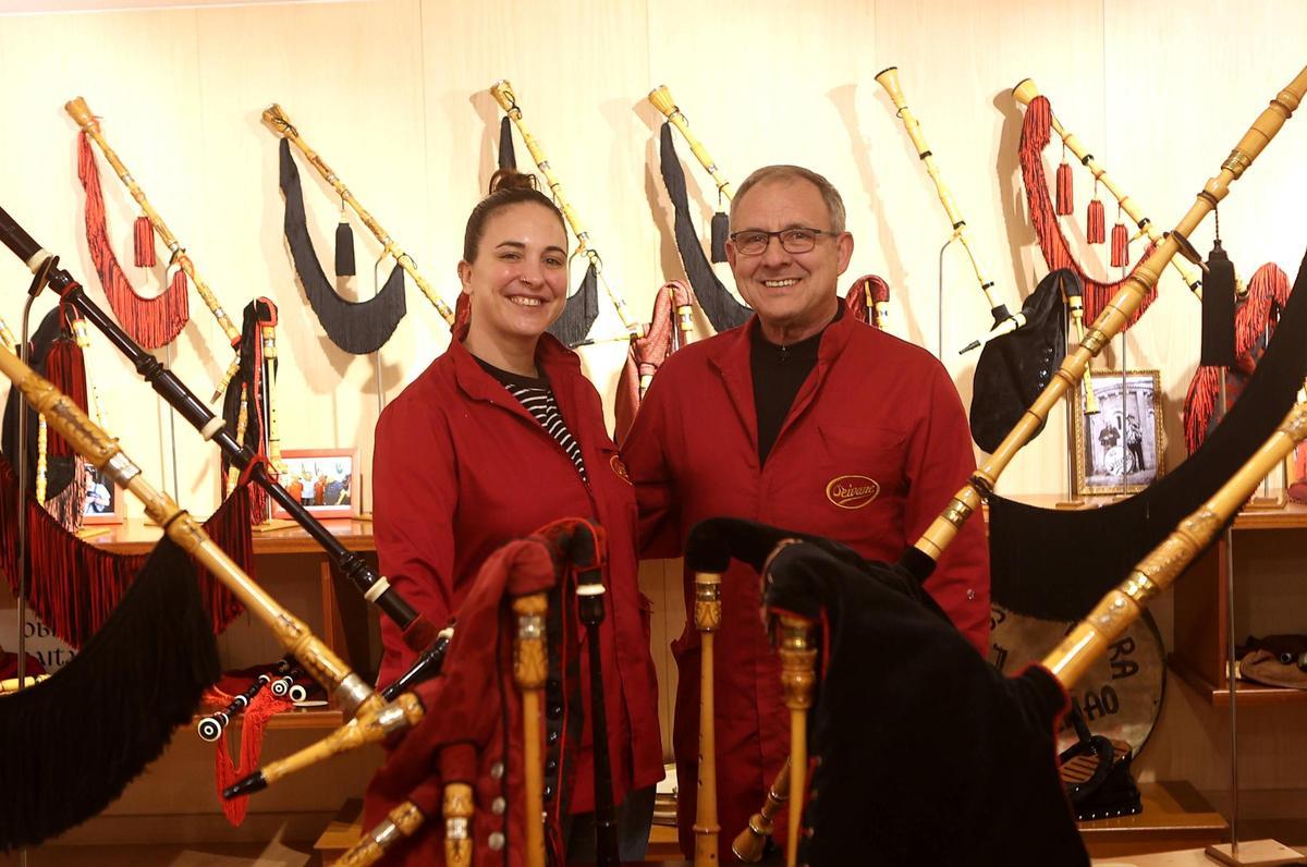 Os traballadora do obradoiro de gaitas Seivane en Cambre.