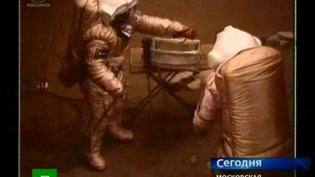 Imagen tomada de la cadena de televisión rusa NTV que muestra a Urbina y Smoleevski simulando una visita a la superficie de Marte.