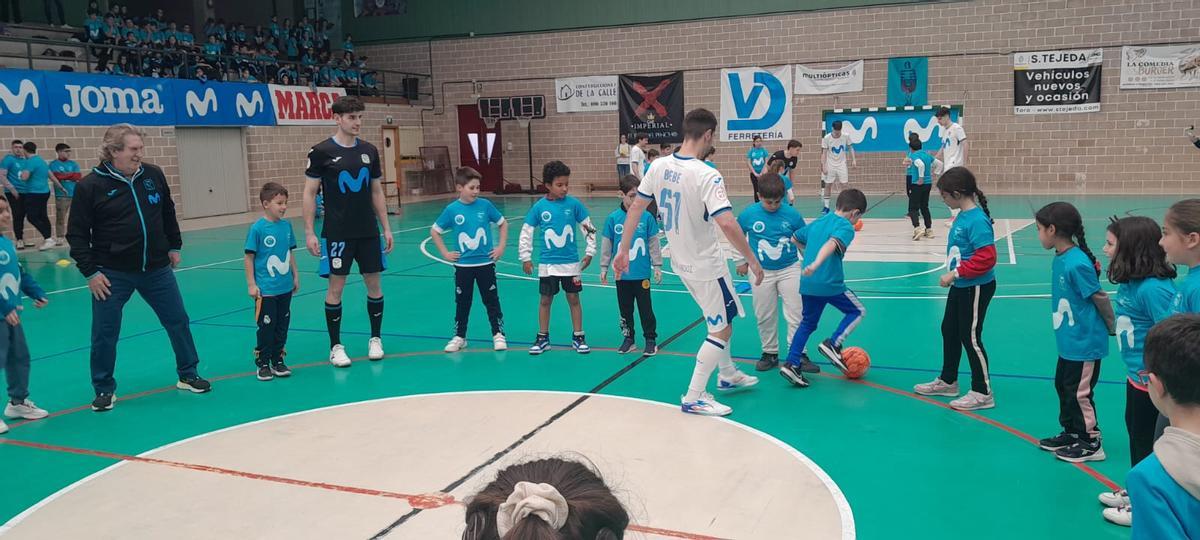 Escolares de Toro disfrutan de una mañana de fútbol sala con los Mega Cracks del Inter Movistar