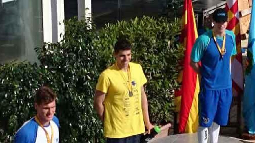 Alejandro García recibiendo la medalla.