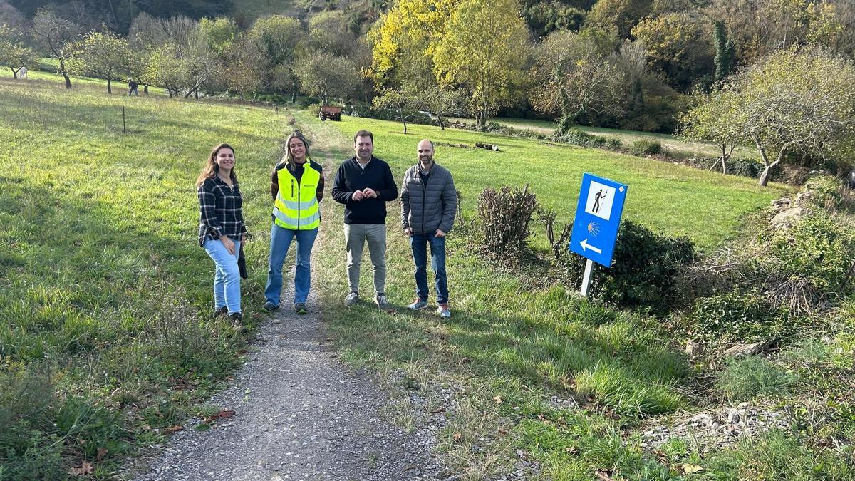 Por la izquierda, María León, Andrea Mallada, Sergio Hidalgo y Rubén Rodríguez, en uno de los puntos de trabajo del Camino de Santiago en Salas.