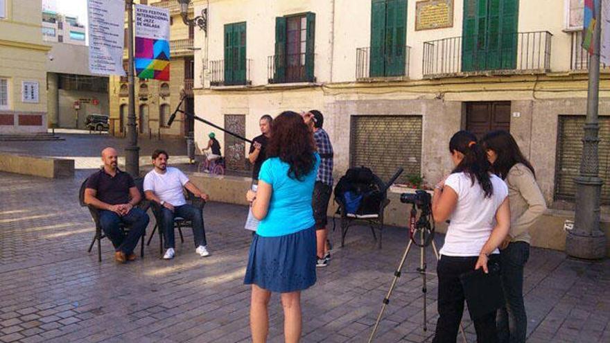 Uno de los momentos del rodaje en la plaza del Cervantes.Uno de los protagonistas, el murguista Alberto Zumaquero