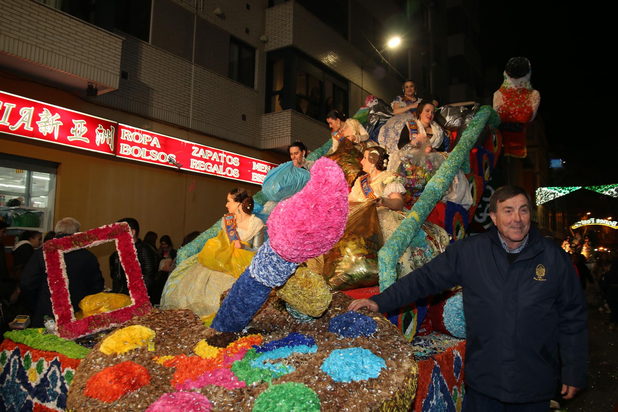 FOTOGALERÍA I La cabalgata del Ninot de Burriana, en imágenes