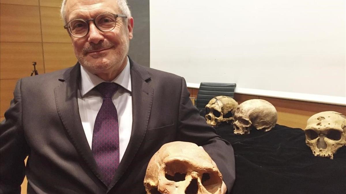 Jean-Jacques Hublin, con algunos de los cráneos hallados.