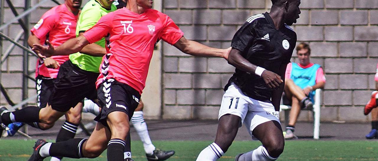 Moussa, futbolista del Marino, se va de un contrario en su partido en el Salvador Ledesma ante el Vera.