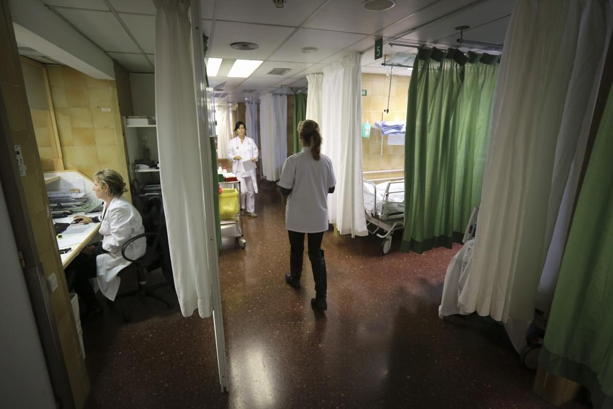 Enferemeras, en una sala del Hospital Clínic de Barcelona