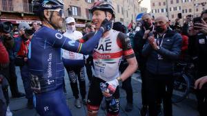 Alejandro Valverde saluda a Tadej Pogacar al acabar la Strade Bianche.