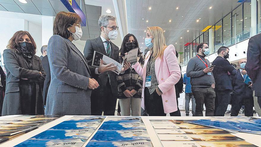 El conseller Arcadi España con la directora general de Aerocas, Blanca Marín.