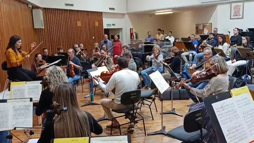 La Orquesta Sinfónica de la Región, dirigida por Virginia Martínez, en el ensayo de 'El Grinch'