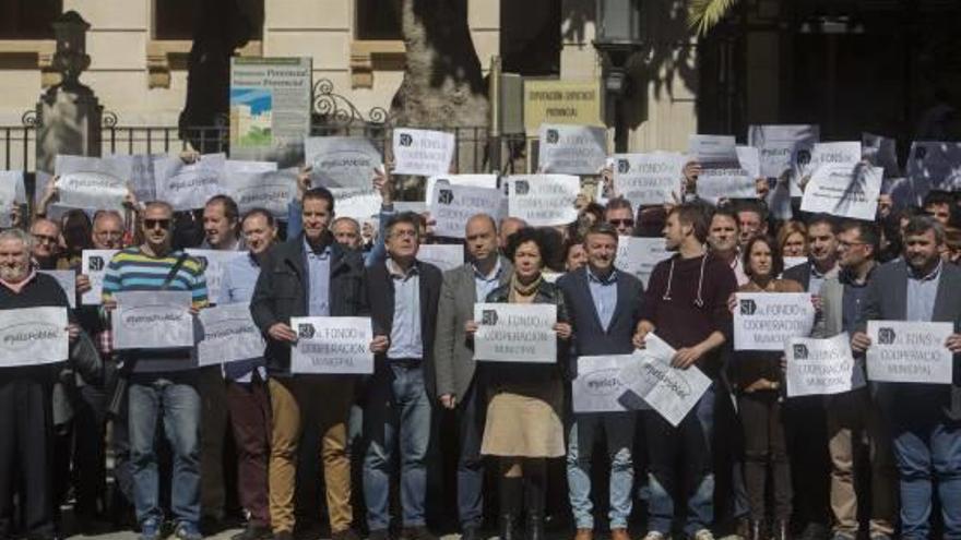Alcaldes y cargos de izquierdas protestaron el miércoles contra el veto de Sánchez al fondo del Consell.