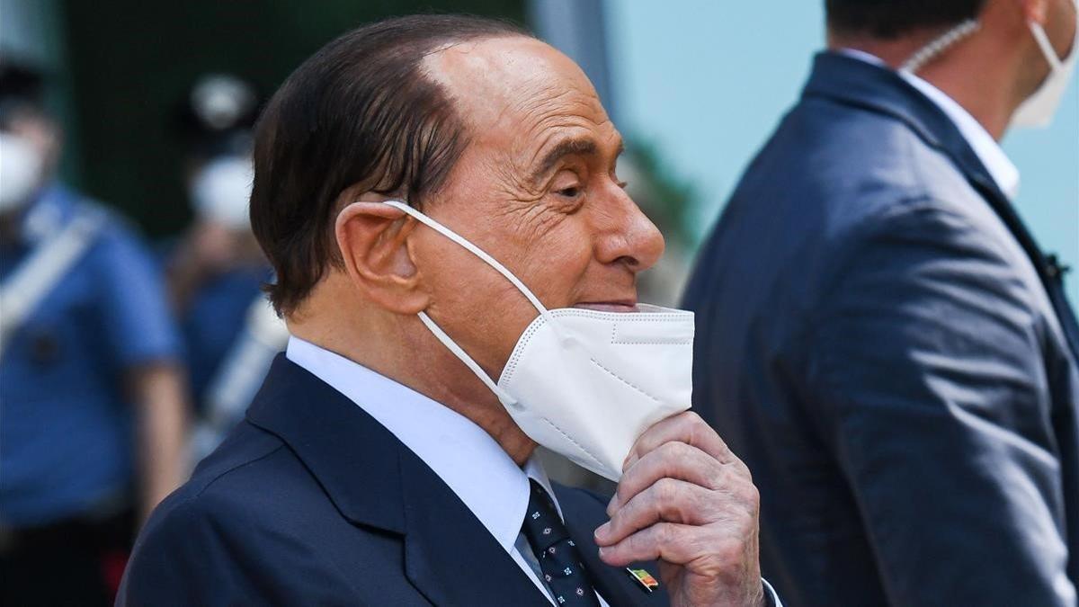 Berlusconi, a la salida del hospital por su ingreso por coronavirus.