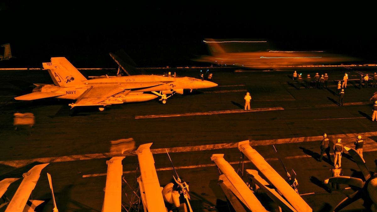 Imagen de archivo de un caza estadounidense en una operación nocturna contra objetivos de Estado Islámico.