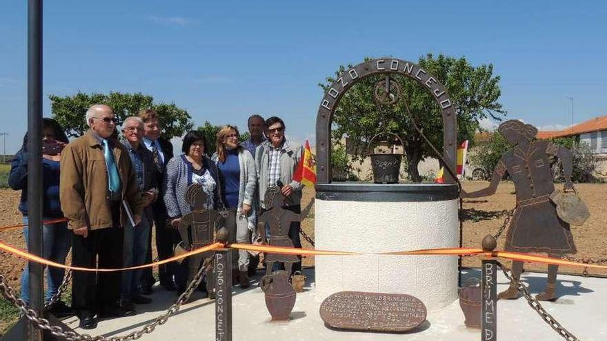 La presidenta de la Diputación y otras autoridades inaugurando un pozo recién restaurado.