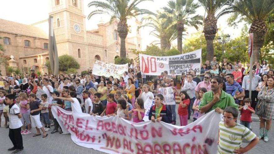 Imagen de la protesta protagonizada en junio por los padres del colegio Acequión para exigir el comienzo de las obras.