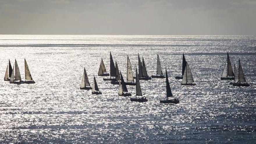 Las embarcaciones esperan la salida cerca de es Botafoc, pero la falta de viento obligó a trasladarla a Cap Martinet.