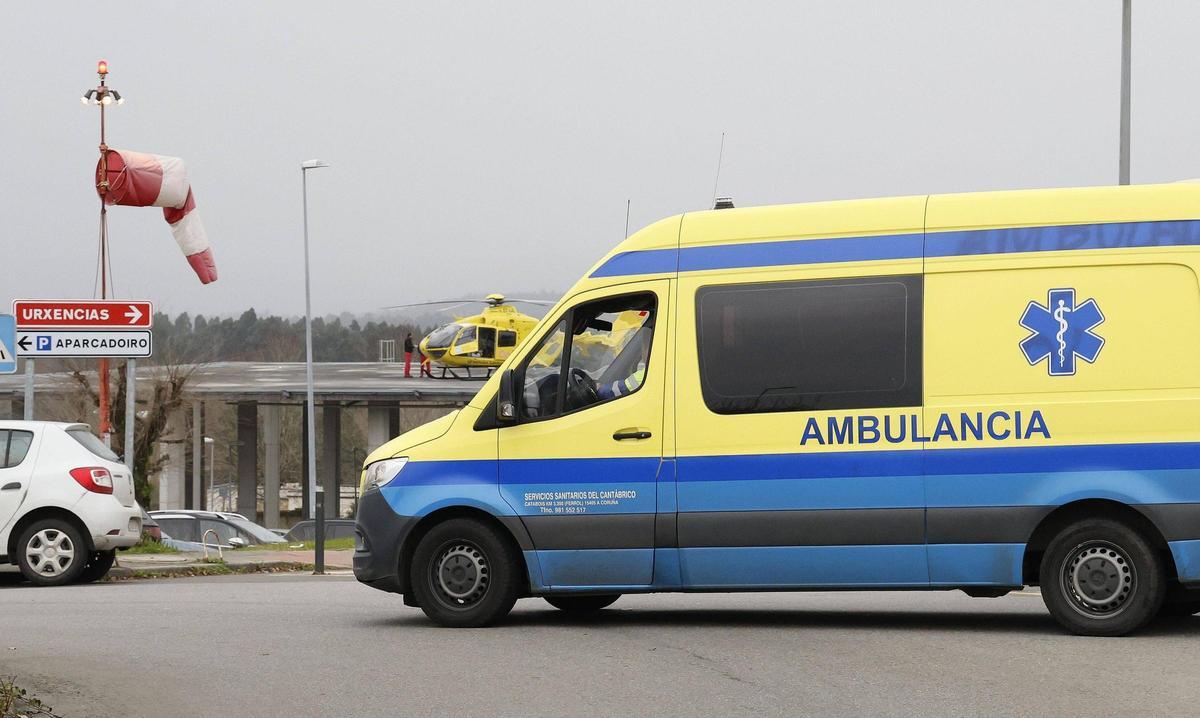 Una ambulancia pasa frente al helipuerto del CHUS