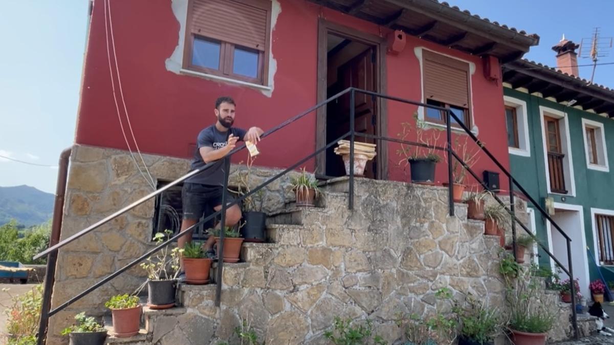 Ibon Berasategui, en su casa, por la que paga 100 euros de alquiler al mes.