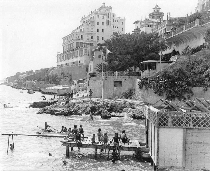 La primera línea de mar rocosa, a principios del siglo pasado, con el imponente hotel Mediterráneo, un edificio de 1910 proyectado por el arquitecto Francisco Salas Simó.