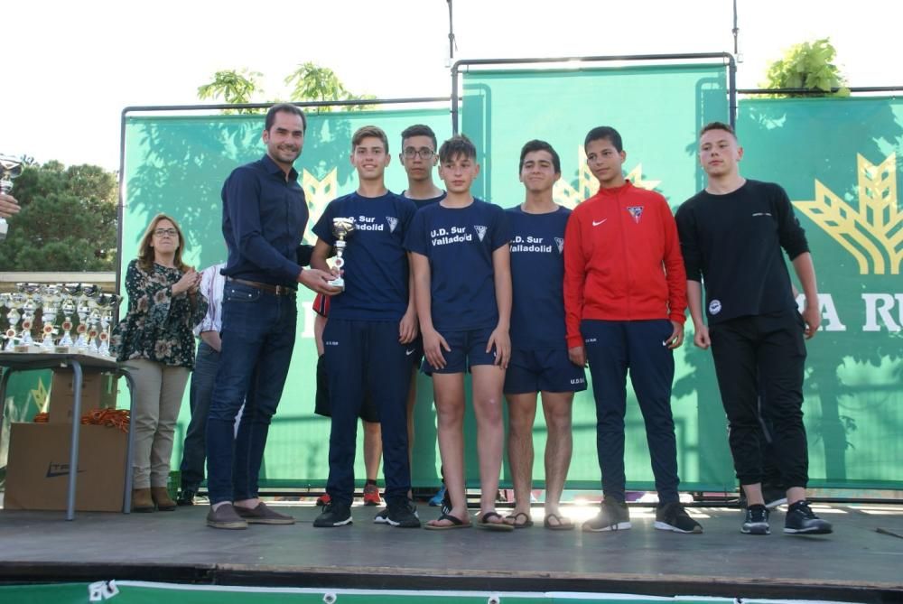 Los jugadores recogen sus medallas y trofeos.