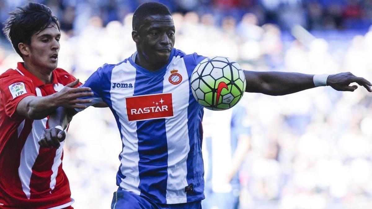 Diop protege el balón ante el acoso del sevillista Cotán.