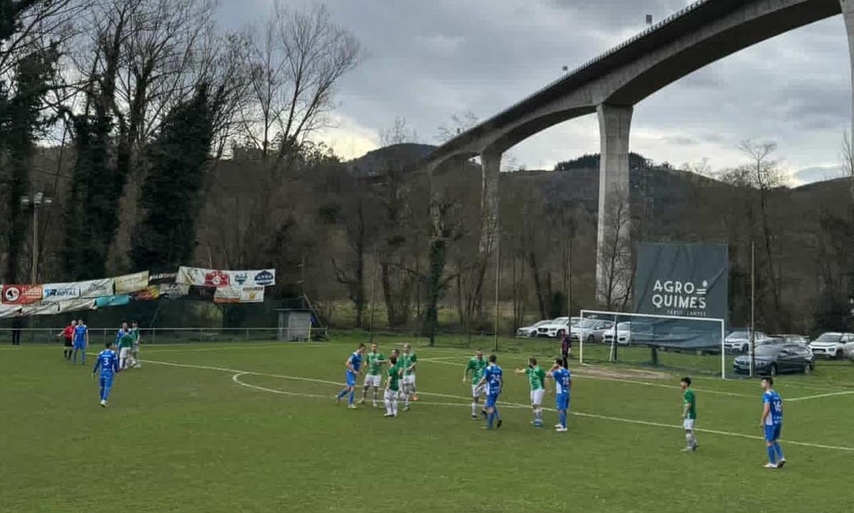 Un momento del partido entre el Cornellana y Belmonte.